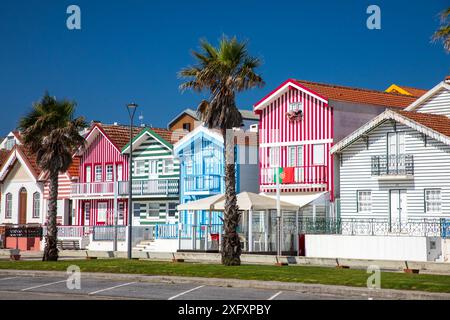 Costa Nova, Portugal - 21. Juni 2024: Bunt gestreifte Häuser namens Palheiros mit roten, blauen und grünen Streifen Stockfoto