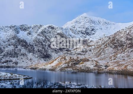Mount Snowdon und verfallene Gebäude der Britannia Copper Mine über Llyn Llydaw. Snowdonia-Nationalpark, Gwynedd, Wales, Großbritannien. März 2018. Stockfoto