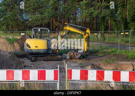 Ein kleiner Bagger auf einer Baustelle Stockfoto