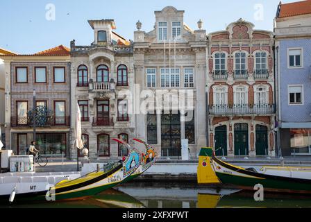 Aveiro, Portugal - 26. Juni 2024; farbenfrohe Jugendstilgebäude und -Boote in Aveiro, Centro Region von Portugal Stockfoto