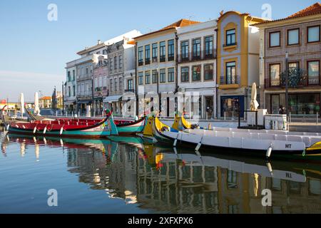 Aveiro, Portugal - 26. Juni 2024; farbenfrohe Jugendstilgebäude und -Boote in Aveiro, Centro Region von Portugal Stockfoto