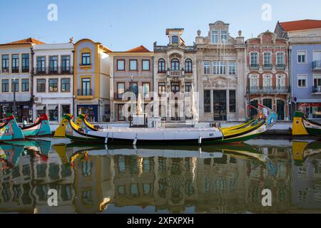 Aveiro, Portugal - 26. Juni 2024; farbenfrohe Jugendstilgebäude und -Boote in Aveiro, Centro Region von Portugal Stockfoto