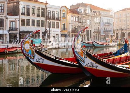 Aveiro, Portugal - 26. Juni 2024; farbenfrohe Jugendstilgebäude und -Boote in Aveiro, Centro Region von Portugal Stockfoto