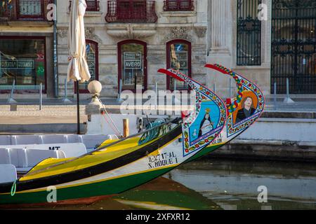 Aveiro, Portugal - 26. Juni 2024; farbenfrohe Jugendstilgebäude und -Boote in Aveiro, Centro Region von Portugal Stockfoto