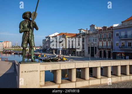 Aveiro, Portugal - 26. Juni 2024; farbenfrohe Jugendstilgebäude und -Boote in Aveiro, Centro Region von Portugal Stockfoto