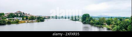 Panoramablick auf die Altstadt von Passau in berühmten Donau im schönen Abendlicht bei Sonnenuntergang, Bayern, Deutschland Stockfoto