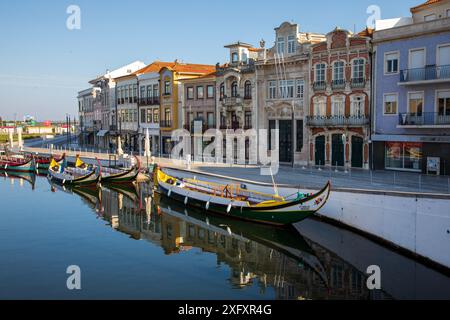 Aveiro, Portugal - 26. Juni 2024; farbenfrohe Jugendstilgebäude und -Boote in Aveiro, Centro Region von Portugal Stockfoto