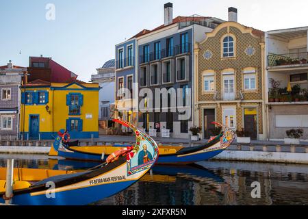 Aveiro, Portugal - 26. Juni 2024; farbenfrohe Jugendstilgebäude und -Boote in Aveiro, Centro Region von Portugal Stockfoto