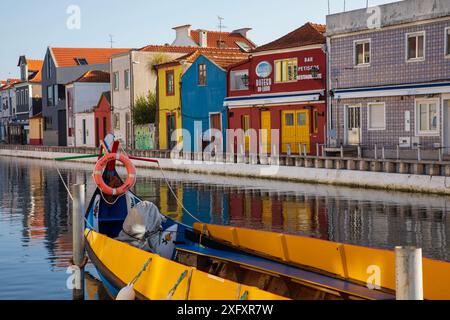 Aveiro, Portugal - 26. Juni 2024; farbenfrohe Jugendstilgebäude und -Boote in Aveiro, Centro Region von Portugal Stockfoto