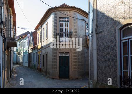 Aveiro, Portugal - 26. Juni 2024; farbenfrohe Kachelhäuser und alte Straßen in Aveiro, Centro Region von Portugal Stockfoto