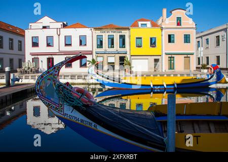 Aveiro, Portugal, 26. Juni 2024; farbenfrohe Jugendstilgebäude und -Boote in Aveiro, Centro Region von Portugal Stockfoto