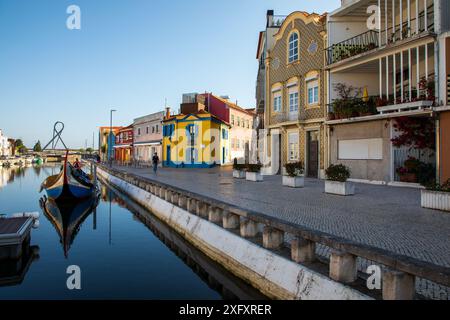 Aveiro, Portugal, 26. Juni 2024; farbenfrohe Jugendstilgebäude und -Boote in Aveiro, Centro Region von Portugal Stockfoto