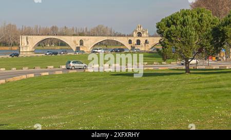 Avignon, Frankreich - 30. Januar 2016: Mittelalterliche Brücke Benezet über die Rhone historisches Wahrzeichen am sonnigen Wintertag. Stockfoto