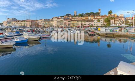 Cannes, Frankreich - 1. Februar 2016: Festmachen von Booten im Hafen von Calm Water Marina in Cannes, Frankreich. Stockfoto