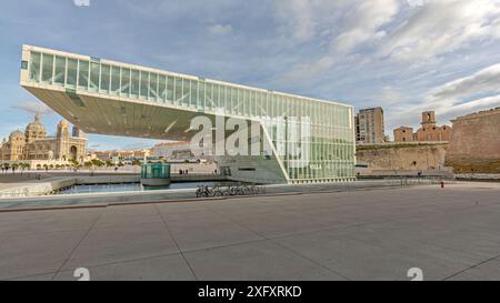 Marseille, Frankreich - 31. Januar 2016: Neues Kulturzentrum Cosquer Mediterranean Modern Building an der Promenade Robert Laffont Sunny Winter Day. Stockfoto