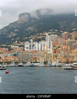 Monaco - 2. Februar 2016: Anlegejachten und Luxusboote am Port Hercule Winter Day. Stockfoto