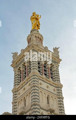 Marseille, Frankreich - 31. Januar 2016: Goldene Statue oben auf dem Glockenturm Basilique Notre Dame de la Garde Kirche Historisches Wahrzeichen. Stockfoto