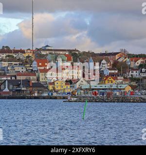 Stromstad, Schweden - 1. November 2016: Blick auf Häuser und Gebäude Kleinstadt am Herbstnachmittag. Stockfoto