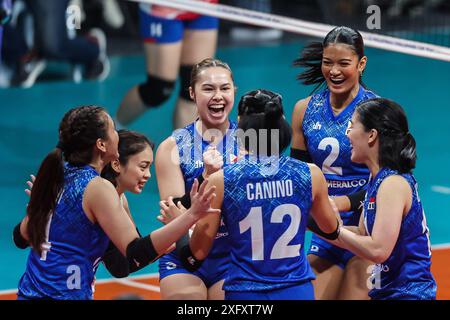 Manila, Philippinen. Juli 2024. Spieler der Philippinen feiern, nachdem sie während des Spiels zwischen Vietnam und den Philippinen beim FIVB Women's Volleyball Challenger Cup 2024 in Manila, den Philippinen, am 5. Juli 2024 einen Punkt erzielt haben. Quelle: Rouelle Umali/Xinhua/Alamy Live News Stockfoto