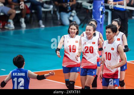 Manila, Philippinen. Juli 2024. Spieler aus Vietnam feiern, nachdem sie beim FIVB Women's Volleyball Challenger Cup 2024 in Manila, Philippinen, am 5. Juli 2024 einen Punkt erzielt haben. Quelle: Rouelle Umali/Xinhua/Alamy Live News Stockfoto