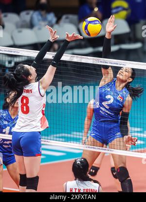 Manila, Philippinen. Juli 2024. Mereophe Aevangeline Sharma (R) von den Philippinen spitzt den Ball während des Spiels zwischen Vietnam und den Philippinen beim FIVB Women's Volleyball Challenger Cup 2024 in Manila, Philippinen, am 5. Juli 2024. Quelle: Rouelle Umali/Xinhua/Alamy Live News Stockfoto