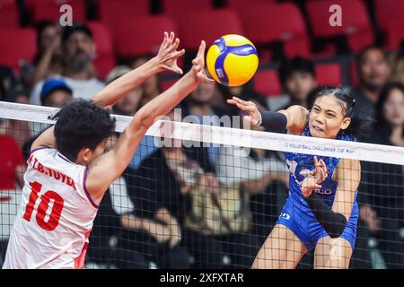 Manila, Philippinen. Juli 2024. Angel Anne Camino (R) von den Philippinen spitzt den Ball während des Spiels zwischen Vietnam und den Philippinen beim FIVB Women's Volleyball Challenger Cup 2024 in Manila, den Philippinen, am 5. Juli 2024. Quelle: Rouelle Umali/Xinhua/Alamy Live News Stockfoto