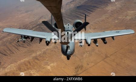 Eine A-10 Thunderbolt II der BaseÕs 107. Expeditionary Fighter Squadron der Selfridge Air National Guard erhält Treibstoff von einem KC-135 Stratot Stockfoto