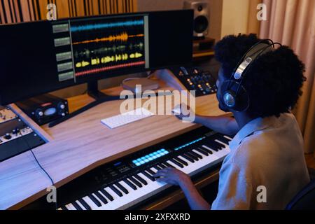 Mann, Der An Der Mischkonsole Arbeitet Stockfoto