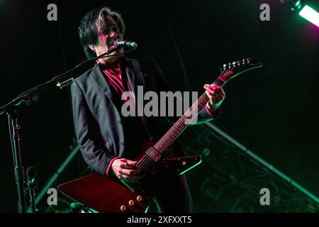 Troy Van Leeuwen von „Königinnen der Steinzeit“ tritt live auf der Bühne im Auditorium Parco della Musica in Rom auf. Stockfoto