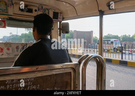 Jodhpur, Rajasthan, Indien - 15.10.2019 : Blick auf einen Reisenden der Stadt Jodhpur vom Rücksitz einer laufenden Auto-Rikscha. Stockfoto