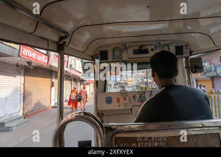 Jodhpur, Rajasthan, Indien - 15.10.2019 : Blick auf einen Reisenden der Stadt Jodhpur vom Rücksitz einer laufenden Auto-Rikscha. Stockfoto