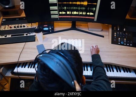 Musiker, Der Die Mischkonsole Bei Seiner Arbeit Benutzt Stockfoto