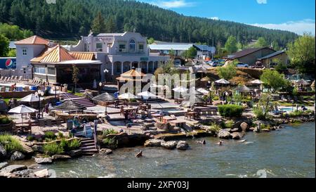 Pagosa Springs, Colorado, ist berühmt für seine natürlichen heißen Quellen und bringt Touristen aus der ganzen Welt zu seinem Naturwunder. Stockfoto