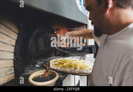 Schiacciata all'olio ist einer der Toskana top Bäckerei behandelt. Es ist eine Art von Fladenbrot mit Mehl, Wasser, Hefe, Salz und Olivenöl. Stockfoto