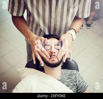 Traditionelles Ritual der Rasur des Bartes in einem alten Stil-Friseur. Stockfoto