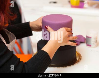 Gebäck Lektion, die auf Zahlen von Halloween mit Fondant einfügen oder Zuckerpaste. Stockfoto