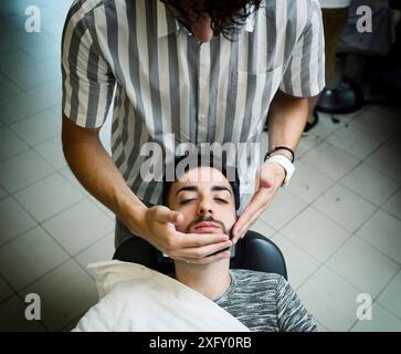 Traditionelles Ritual der Rasur des Bartes in einem alten Stil-Friseur. Stockfoto