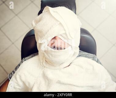 Traditionelles Ritual der Rasur des Bartes mit warmen und kalten Kompressen in einem alten Stil-Friseur. Stockfoto