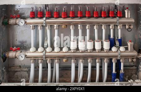 Heizungsanlage Für Heizungskissen. Installation der Fußbodenheizung. Stockfoto