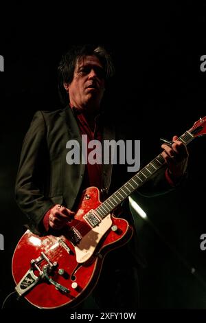 Rom, Italien. Juli 2024. Troy Van Leeuwen von „Königinnen der Steinzeit“ tritt live auf der Bühne im Auditorium Parco della Musica in Rom auf. (Foto: Stefano Costantino/SOPA Images/SIPA USA) Credit: SIPA USA/Alamy Live News Stockfoto