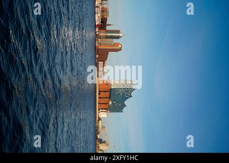 Elbpilharmonie und Bürogebäude an der Kehrwiederspitze an der Elbe in Hamburg Stockfoto