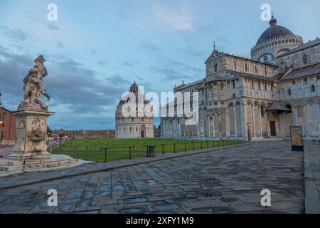 Pisa, Italien - 29. Juni 2023. Kathedrale außen mit Taufhaus, frühmorgendliches Licht Stockfoto