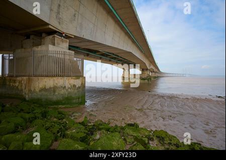 Brücke, Flussufer, Himmel, Sommer, M4 Autobahn, Princ of Wales Bridge, River Severn, England, Wales, Bristol, England, Vereinigtes Königreich Stockfoto