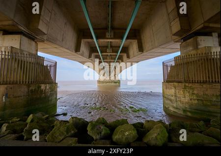 Brücke, Flussufer, Himmel, Sommer, M4 Autobahn, Princ of Wales Bridge, River Severn, England, Wales, Bristol, England, Vereinigtes Königreich Stockfoto