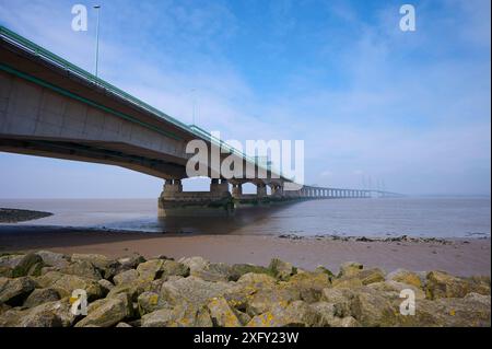 Brücke, Flussufer, Himmel, Sommer, M4 Autobahn, Princ of Wales Bridge, River Severn, England, Wales, Bristol, England, Vereinigtes Königreich Stockfoto