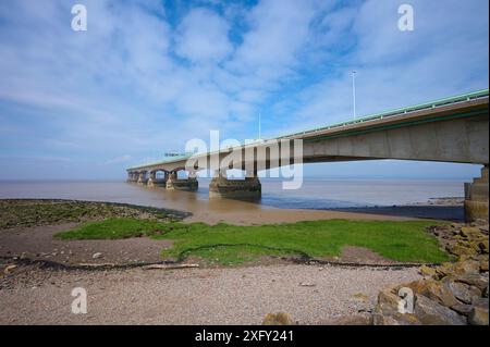 Brücke, Flussufer, Himmel, Sommer, M4 Autobahn, Princ of Wales Bridge, River Severn, England, Wales, Bristol, England, Vereinigtes Königreich Stockfoto