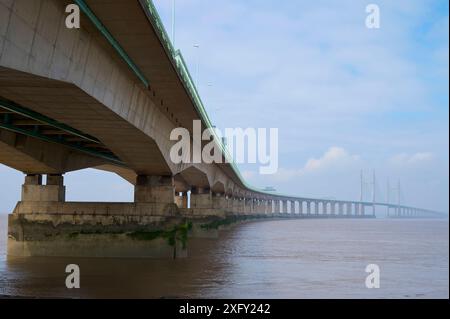 Brücke, Flussufer, Himmel, Sommer, M4 Autobahn, Princ of Wales Bridge, River Severn, England, Wales, Bristol, England, Vereinigtes Königreich Stockfoto