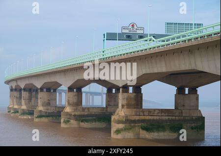 Brücke, Flussufer, Himmel, Sommer, M4 Autobahn, Princ of Wales Bridge, River Severn, England, Wales, Bristol, England, Vereinigtes Königreich Stockfoto