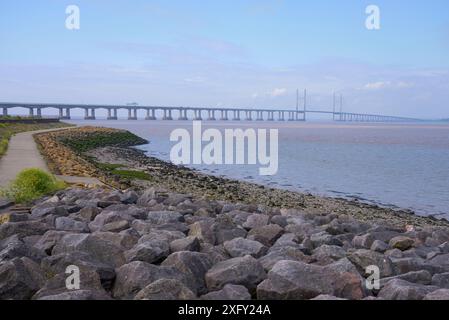 Stone, Flussufer, M4 Highway, Princ of Wales Bridge, River Severn, England, Wales, Bristol, England, Vereinigtes Königreich Stockfoto