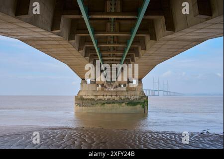 Brücke, Flussufer, Himmel, Sommer, M4 Autobahn, Princ of Wales Bridge, River Severn, England, Wales, Bristol, England, Vereinigtes Königreich Stockfoto